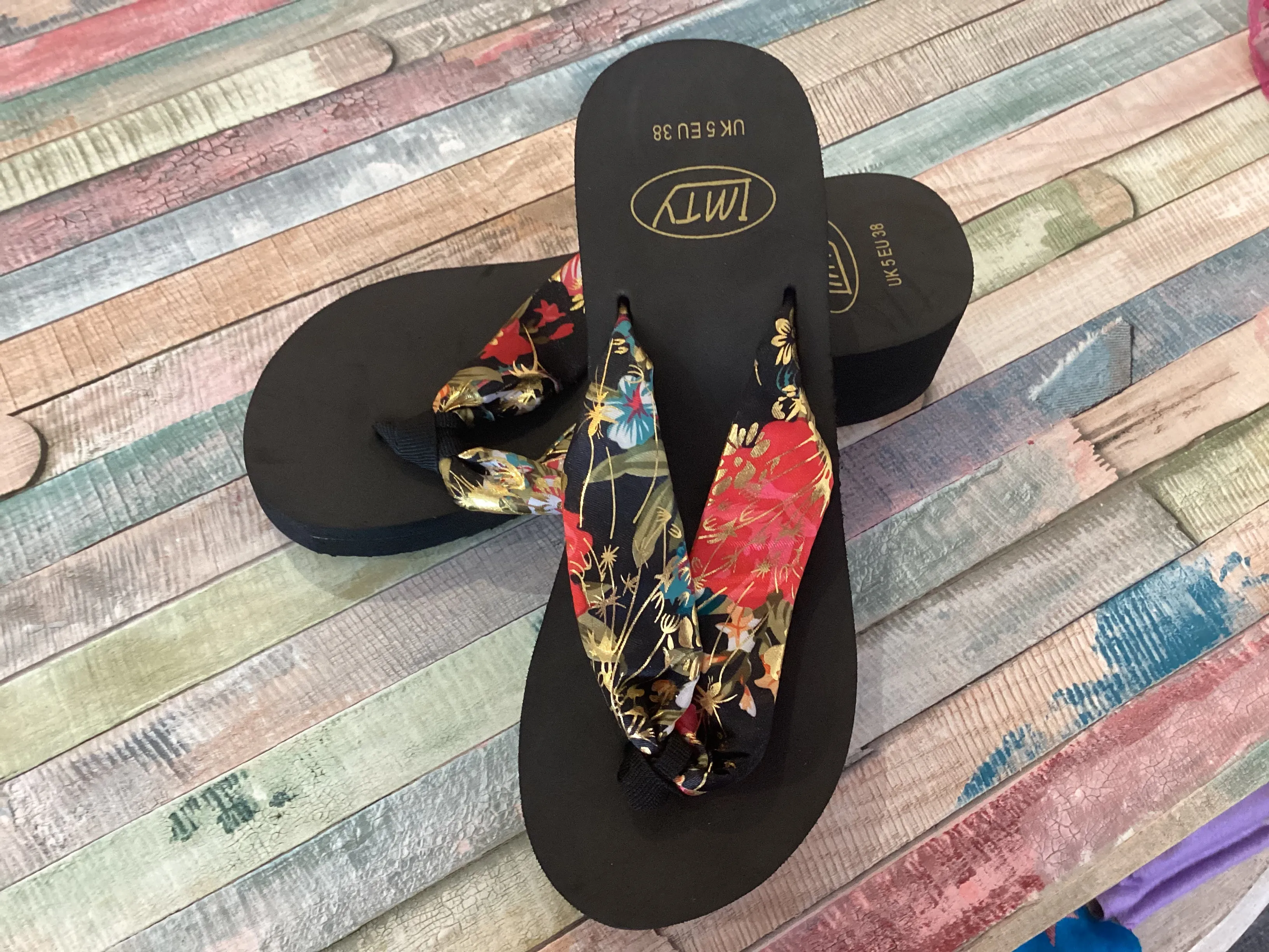 Black lightweight flip flop